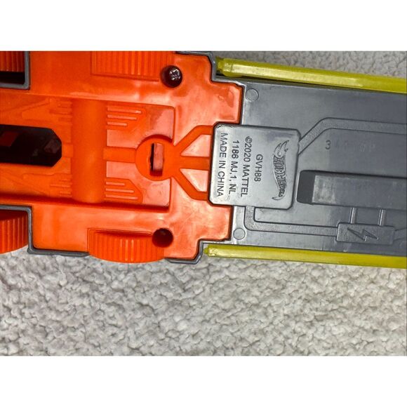 Hot Wheels Dragon Launch & Shark Chomp Transporters With 5 Cars - Picture 7 of 9